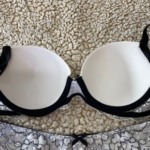 Victoria’s Secret 2 Bras bundle - Picture 8 of 8
